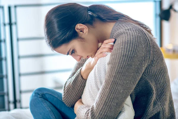 Donkerharige jonge vrouw kijkt gestresst en gefrustreerd — Stockfoto