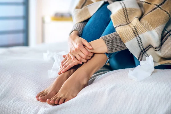 Закрытие женских ног на кровати — стоковое фото