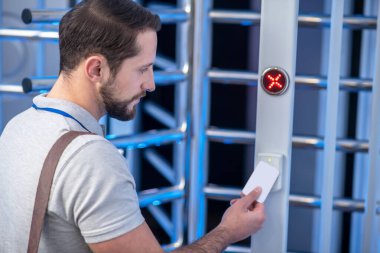 Geçiş noktası geçidi olan bir adam.