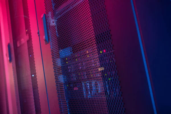 조명이 있는 어두운 방에 있는 서버 캐비닛 — 스톡 사진