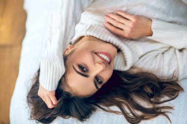 Güzel, gülümseyen genç bir kadının fotoğrafını çek.