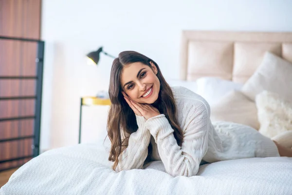 Bella giovane donna dai capelli scuri che riposa a casa — Foto Stock