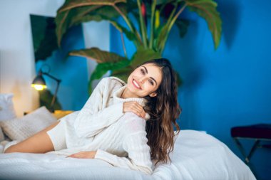 Genç ve güzel bir kadın kendini iyi hissediyor ve gülümsüyor