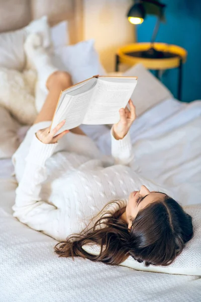 Joven hermosa mujer pasar su día libre en casa — Foto de Stock