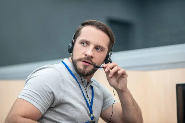 Hombre con auriculares escuchando y hablando en el micrófono — Foto de Stock