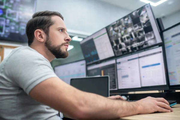 Ung vuxen man tittar på datorskärmar — Stockfoto