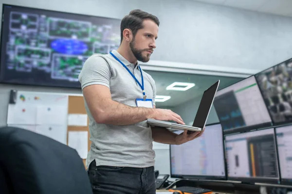 Seriös man med laptop i särskilt utrustat kontor — Stockfoto