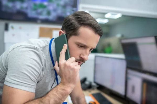 Uppmärksam man som får viktig information via smartphone — Stockfoto