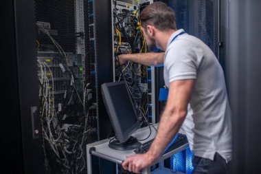 Tezgah denetleme sunucusunun yanındaki meşgul adam