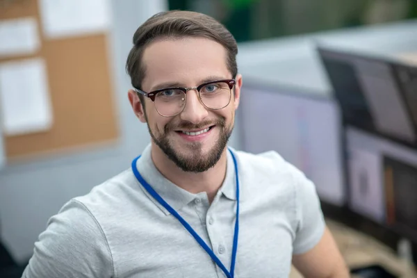 Hombre satisfecho con gafas en la oficina — Foto de Stock