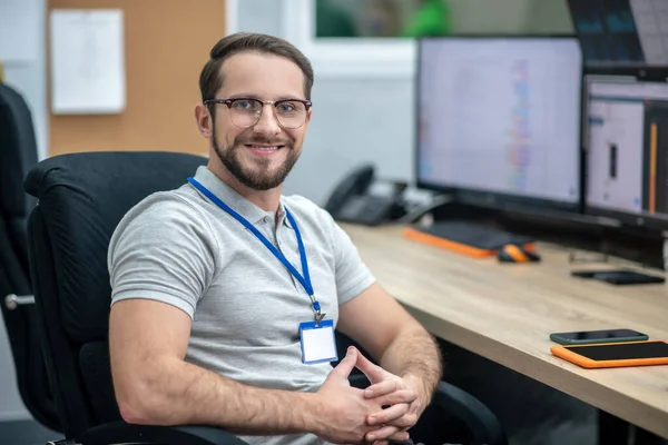 Hombre seguro en gafas en un lugar de trabajo equipado — Foto de Stock