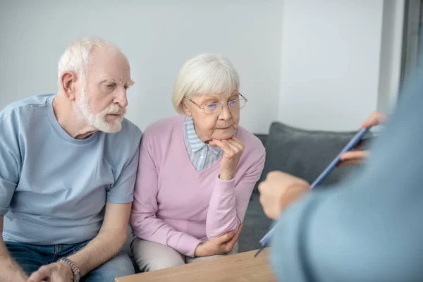 Senioren-Paar hat Termin bei Krankenkasse — Stockfoto