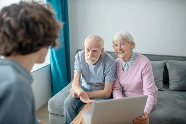 Oudere echtparen hebben een afspraak met ziektekostenverzekeringsagent en bespreken de contractgegevens — Stockfoto
