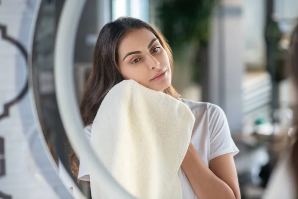 Vrouw drogen haar huid met een handdoek — Stockfoto