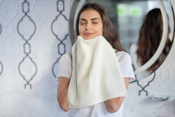 Mujer usando una toalla en un baño — Foto de Stock