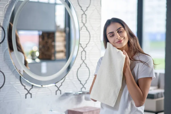 Vrolijke vrouw met behulp van een handdoek na spa-procedures — Stockfoto