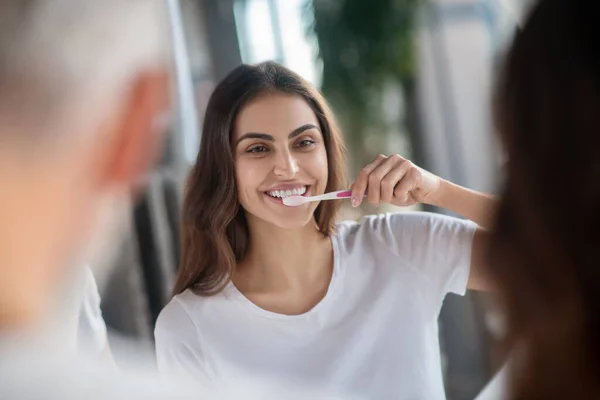 Mujer cepillándose los dientes por la mañana — Foto de Stock