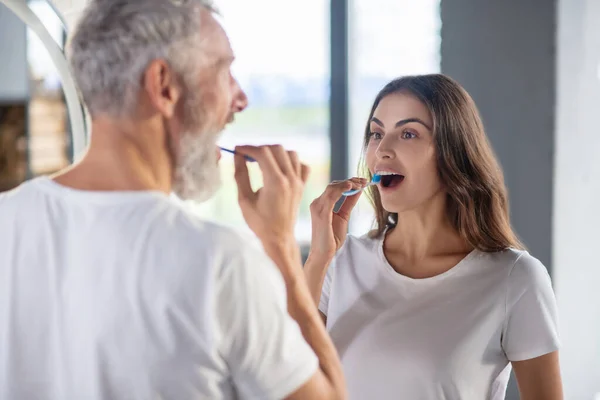 Mujer y un hombre cepillándose los dientes juntos — Foto de Stock