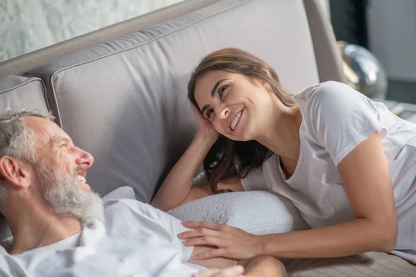 Homem e mulher falando na cama — Fotografia de Stock