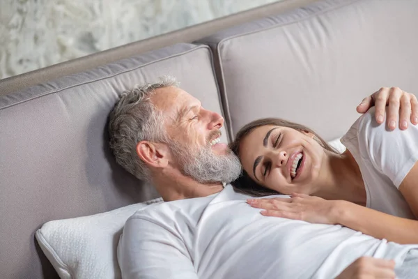 Homem e mulher abraçando um ao outro na cama — Fotografia de Stock