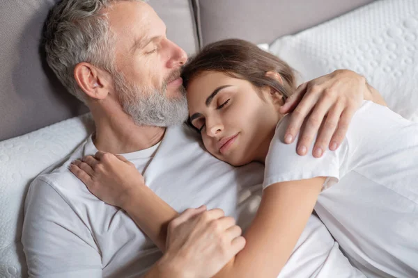 Jonge vrouw slapen op haar echtgenoten schouder — Stockfoto