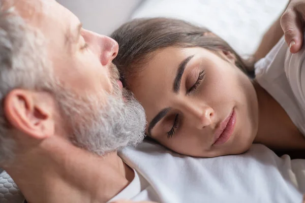 Vrouw slapen op haar echtgenoten sholuder in de ochtend — Stockfoto