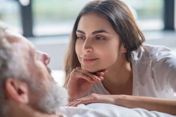 Frau blickt ihren Mann mit Liebe an — Stockfoto