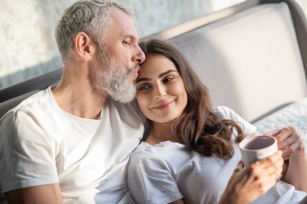 Casal tomando café da manhã na cama — Fotografia de Stock