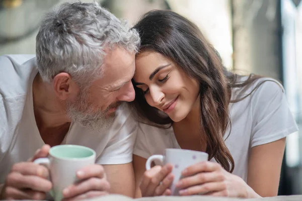 Schönes Paar mit ihrem morng Kaffee zusammen — Stockfoto