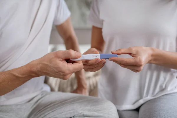 Mujer compartiendo sus resultados de la prueba de embarazo con su marido — Foto de Stock