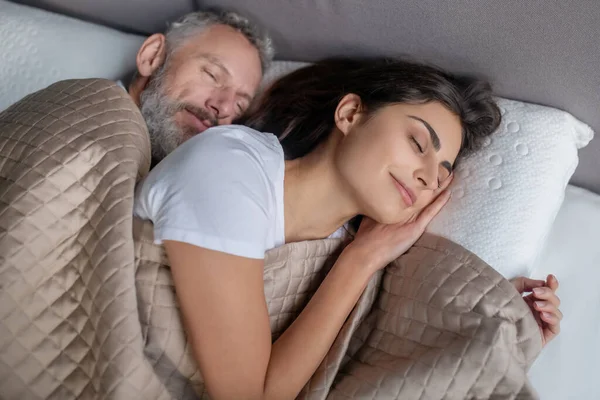 Hombre y mujer durmiendo juntos en la cama —  Fotos de Stock