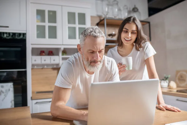 Casal verificando e-mails da manhã enquanto toma café — Fotografia de Stock