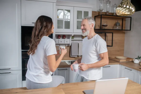 Pareja tomando café de la mañana en su cocina — Foto de Stock