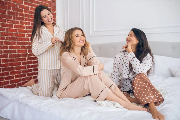 Girls having a hen party and looking relaxed — Stock Photo, Image