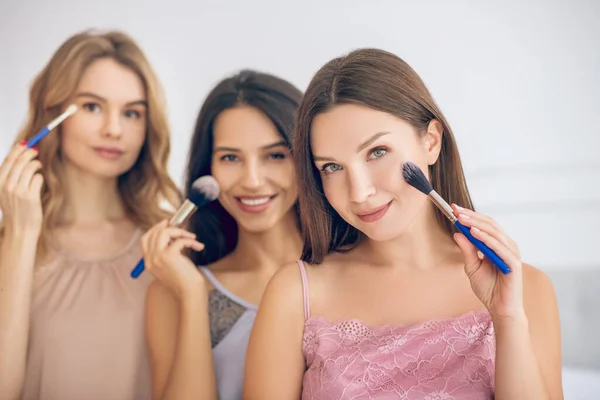 Meninas bonitas fazendo maquiagem e olhando feliz — Fotografia de Stock