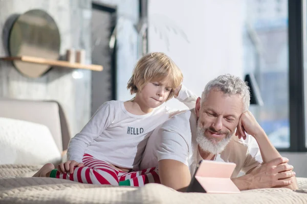 Vader en kind samen tablet kijken thuis — Stockfoto