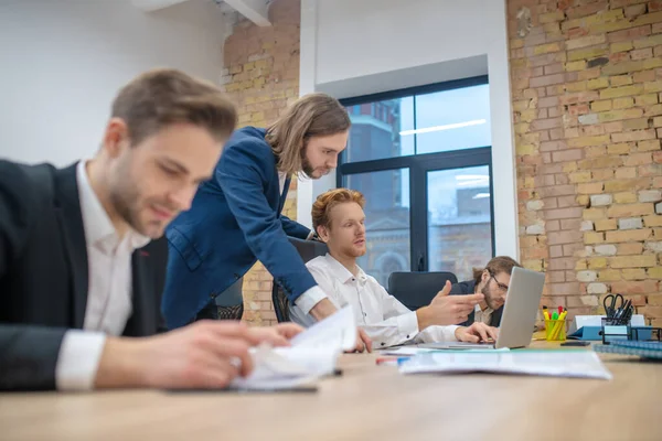 Unga män på kontoret under arbetet — Stockfoto