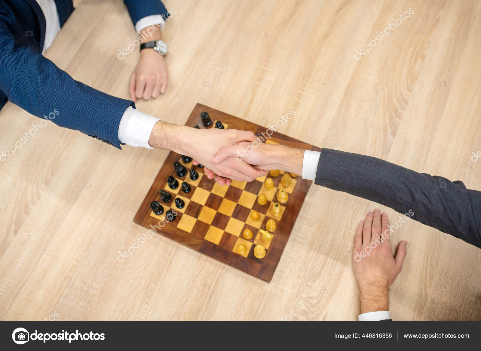 Mão faz uma jogada no jogo de xadrez no tabuleiro de vídeo no chat online.