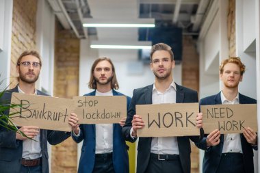 Pankartlı bir grup genç ofis çalışanı.