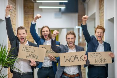 Ofiste pankartlı genç meslektaşlarım var.