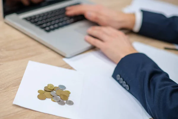 Pequeña cantidad de monedas de dinero en la mesa —  Fotos de Stock