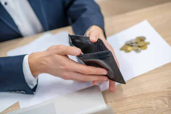 Manos de hombre en traje con billetera abierta — Foto de Stock