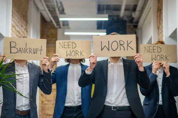 Männer mit Plakaten fordern Arbeit im Haus — Stockfoto