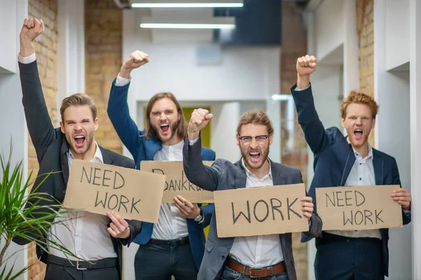 Ofiste pankartlı genç meslektaşlarım var.