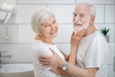 Banyodaki yaşlı çift mutlu ve gülümsüyor.