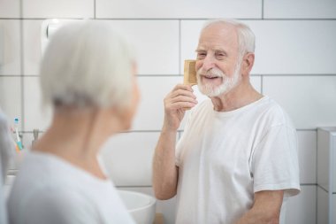 Yaşlı bir çift sabah birlikte ameliyata giriyor ve mutlu görünüyorlar.