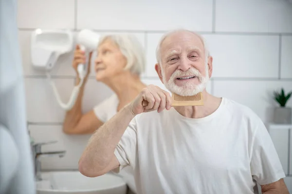 Pareja mayor teniendo su rutina matutina juntos — Foto de Stock