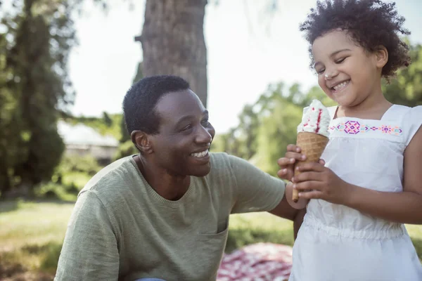 Cabellos rizados lindo niño comer helado y pasar tiempo con papá —  Fotos de Stock