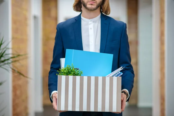 Hombre sosteniendo la caja delante de él — Foto de Stock