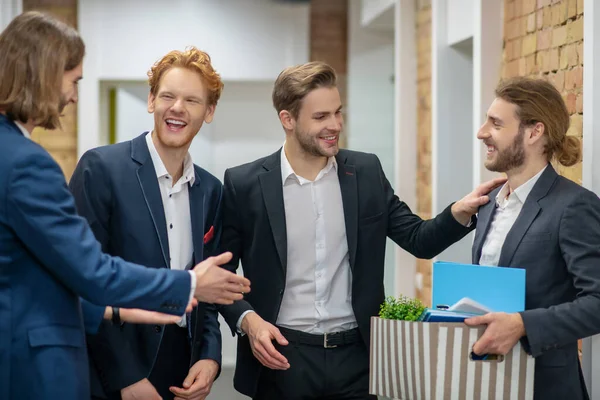 Skrattande unga män chattar på kontoret — Stockfoto